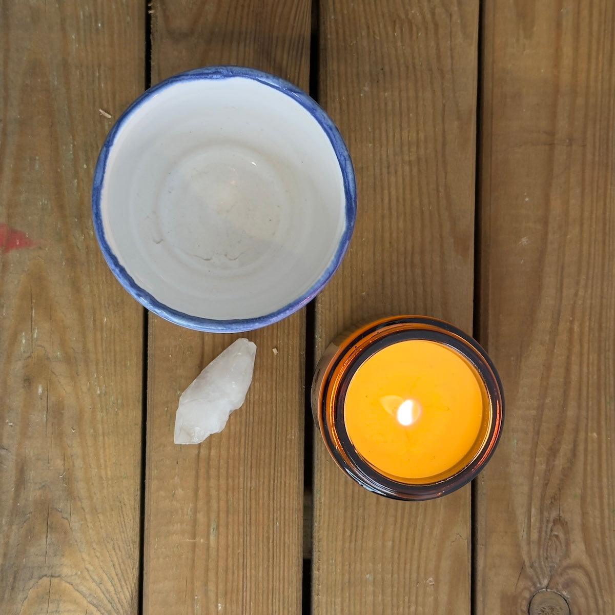Mesa de madera con cuarzo, vela y taza de 110 ml hecha a mano por Isa Boyd.