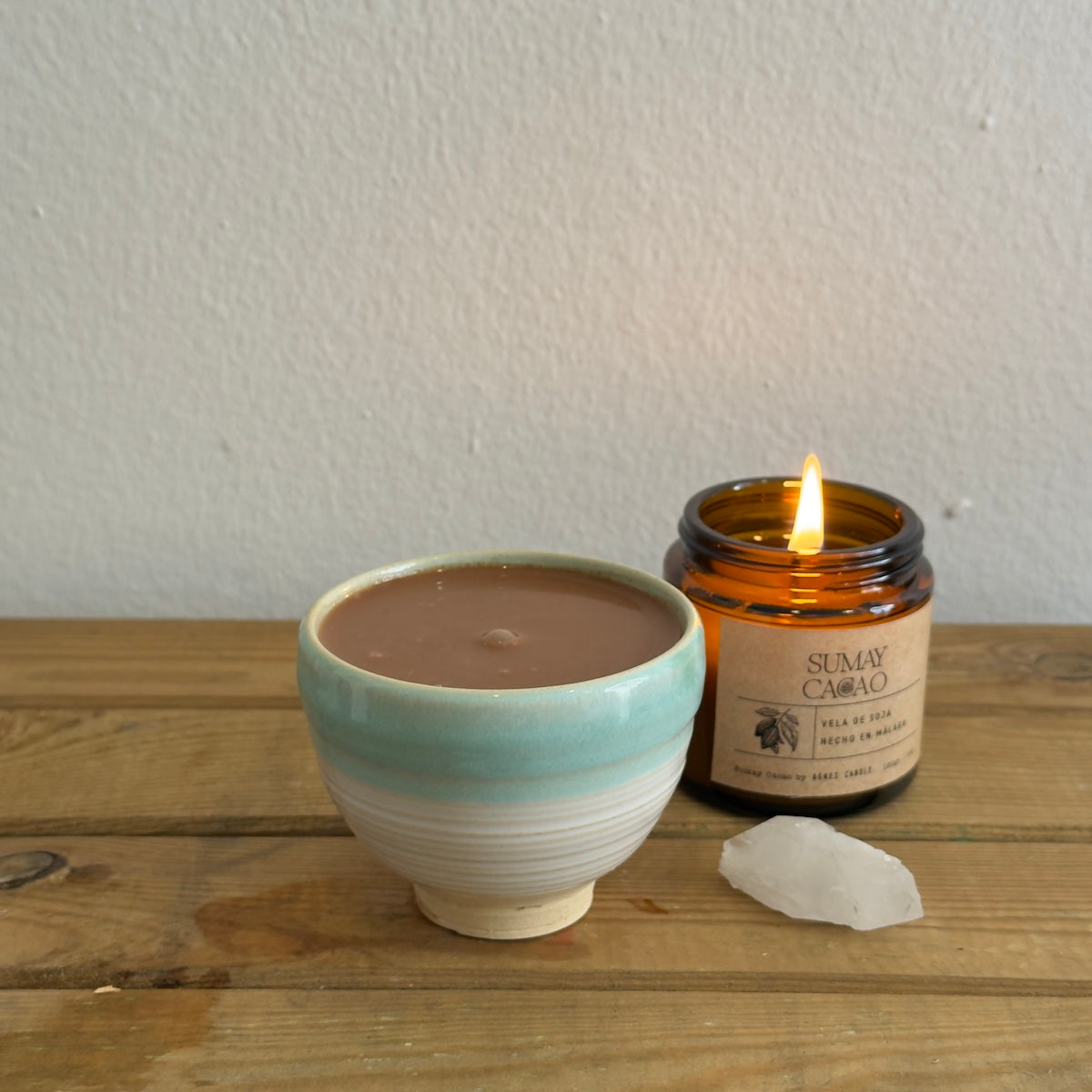 Cerámica artística en blanco y celeste con vela y cuarzo con cacao ceremonial.