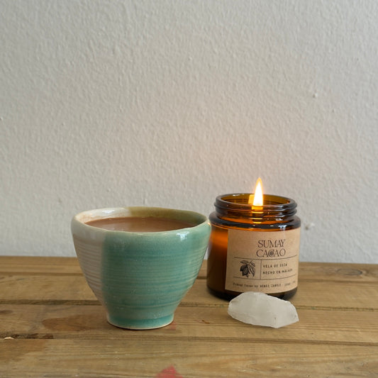 Taza de cerámica exclusiva Sumay Cacao, ideal para ceremonias.