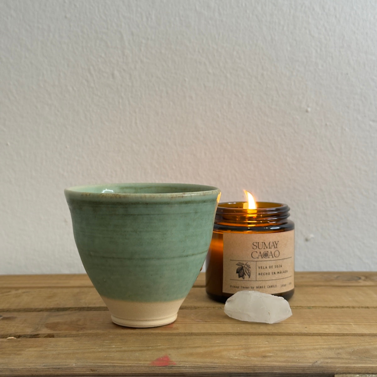 Vela artesanal de 160ml hecha por Isa Boyd para Sumay Cacao, con vela y cuarzo.
