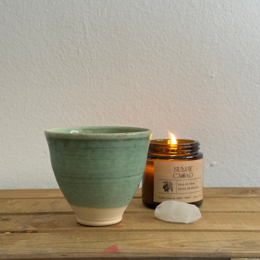 Vela artesanal de 160ml hecha por Isa Boyd para Sumay Cacao, con vela y cuarzo.