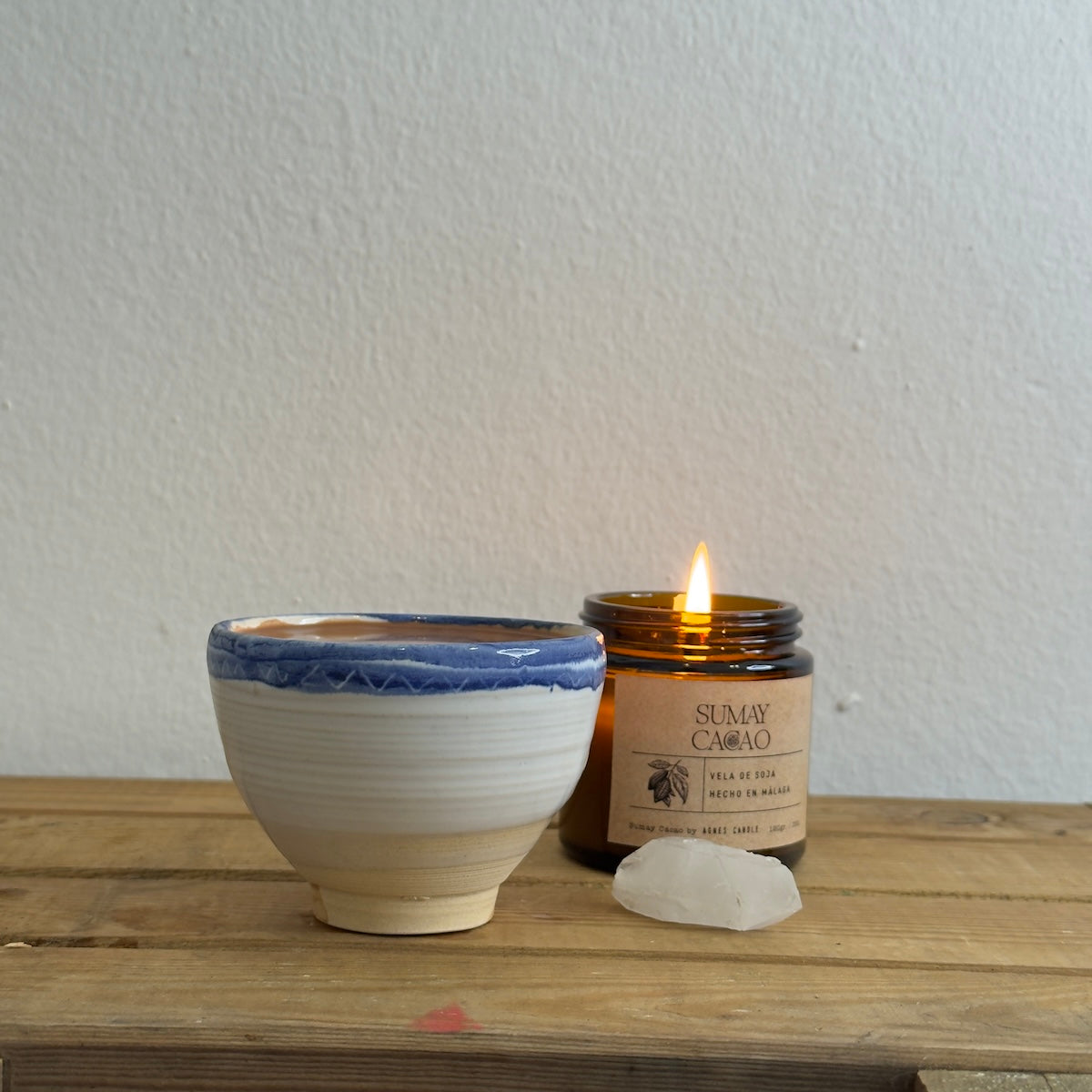 Vela, cuarzo y  taza de autor diseñada para Sumay Cacao