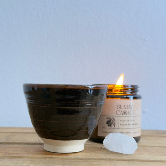 Taza de 110 ml hecha por Isa Boyd para Sumay Cacao junto a vela y cuarzo.