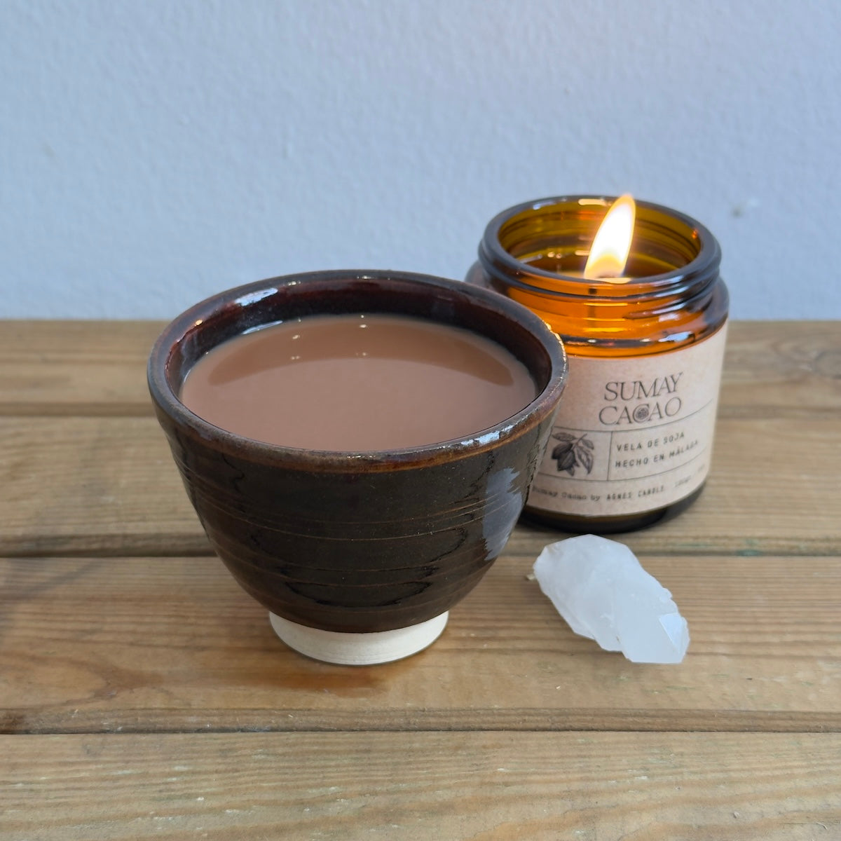 Taza de cerámica con cacao ceremonial hecha para rituales y ceremonias.