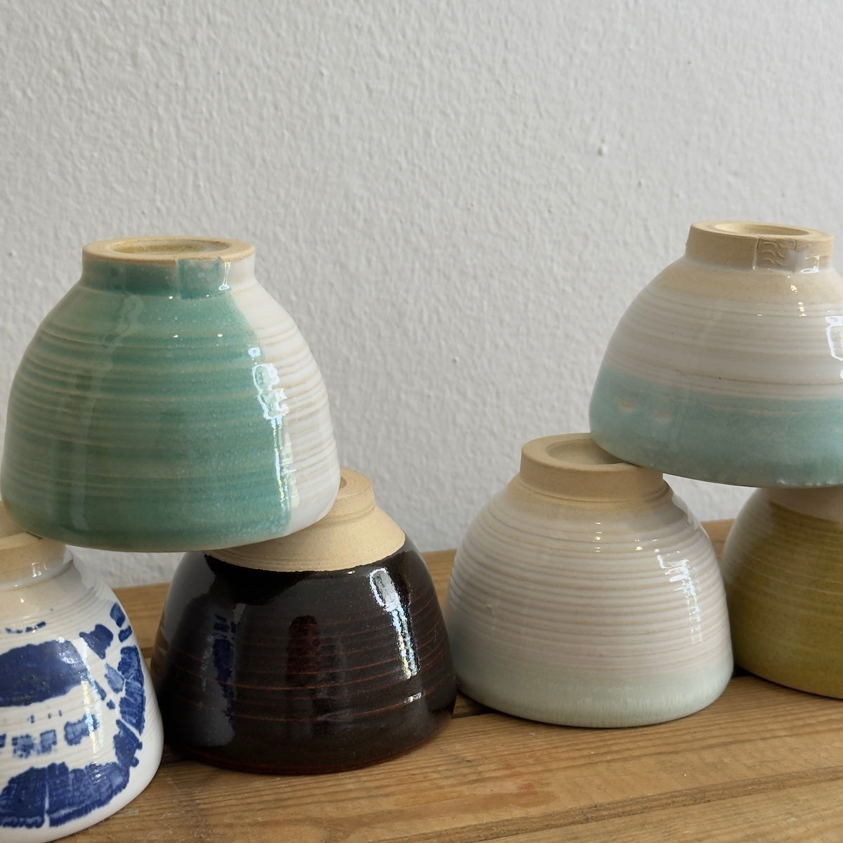 Tazas de cerámica artesanales hechas por  Isa Boyd.