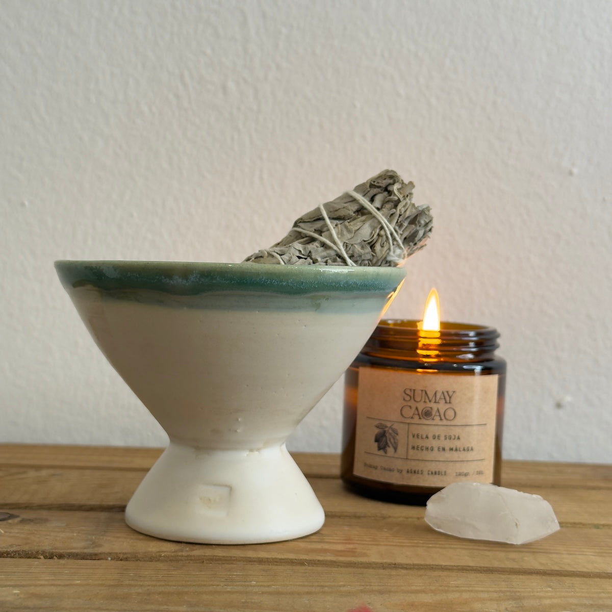 Copalera artesanal de cerámica ideal para sahumar, con salvia, vela y cuarzo.