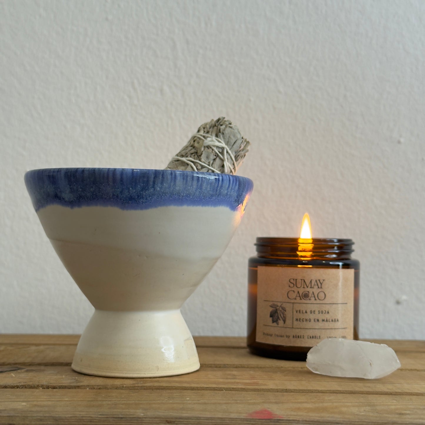 Copalera artesanal con borde azul marino, ideal para ceremonias de cacao y limpieza de espacios.