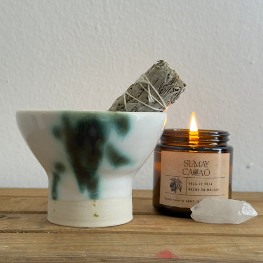 Copalera única de porcelana blanca con verde, hecha por Isa Boyd para Sumay Cacao.