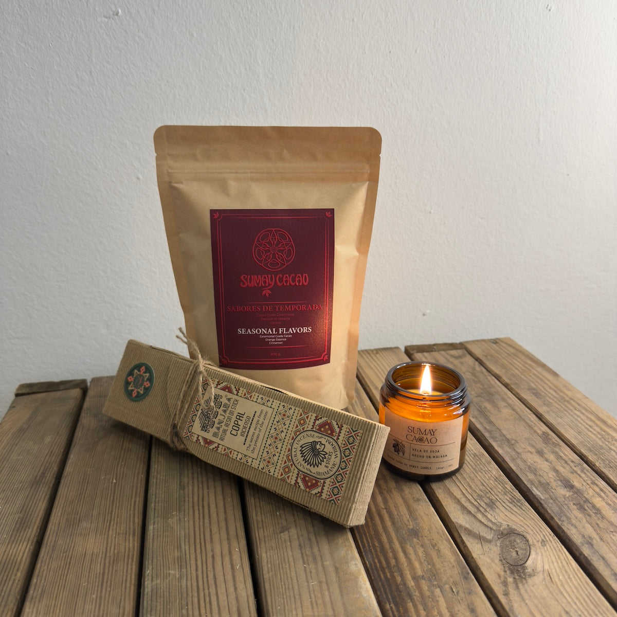Paquete de Sumay Cacao, Sabores de Temporada con copal y vela encendida.