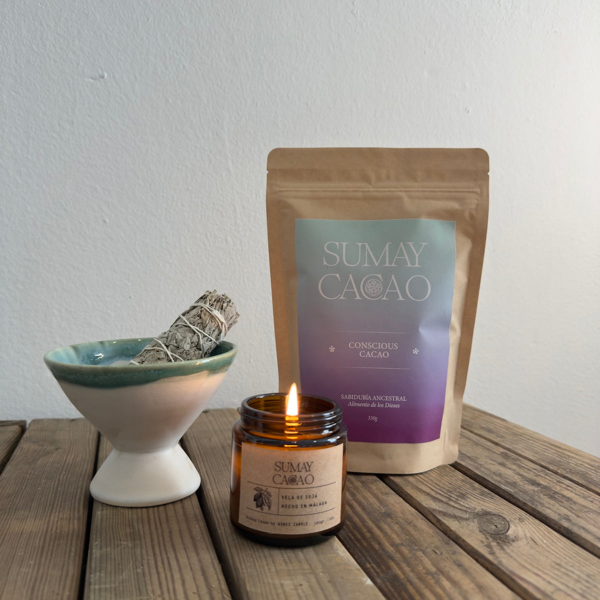 Kit con paquete de 350g de Conscious Cacao con copalera, salvia y vela de soja.