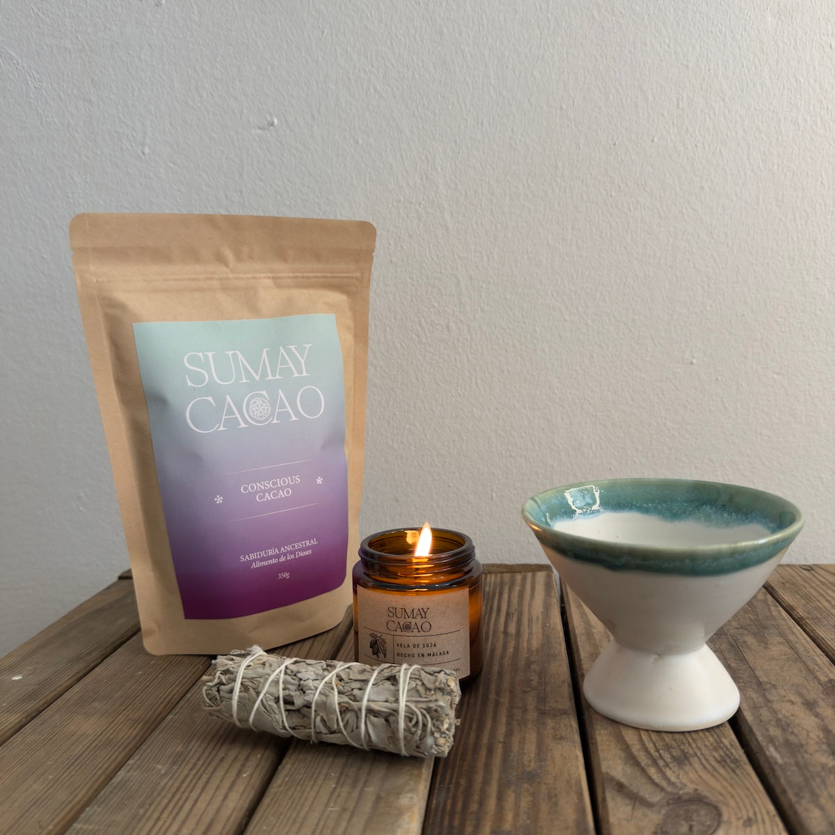 Salvia, vela de soja encendida, copalera artesanal y paquete de cacao ceremonial Sumay.