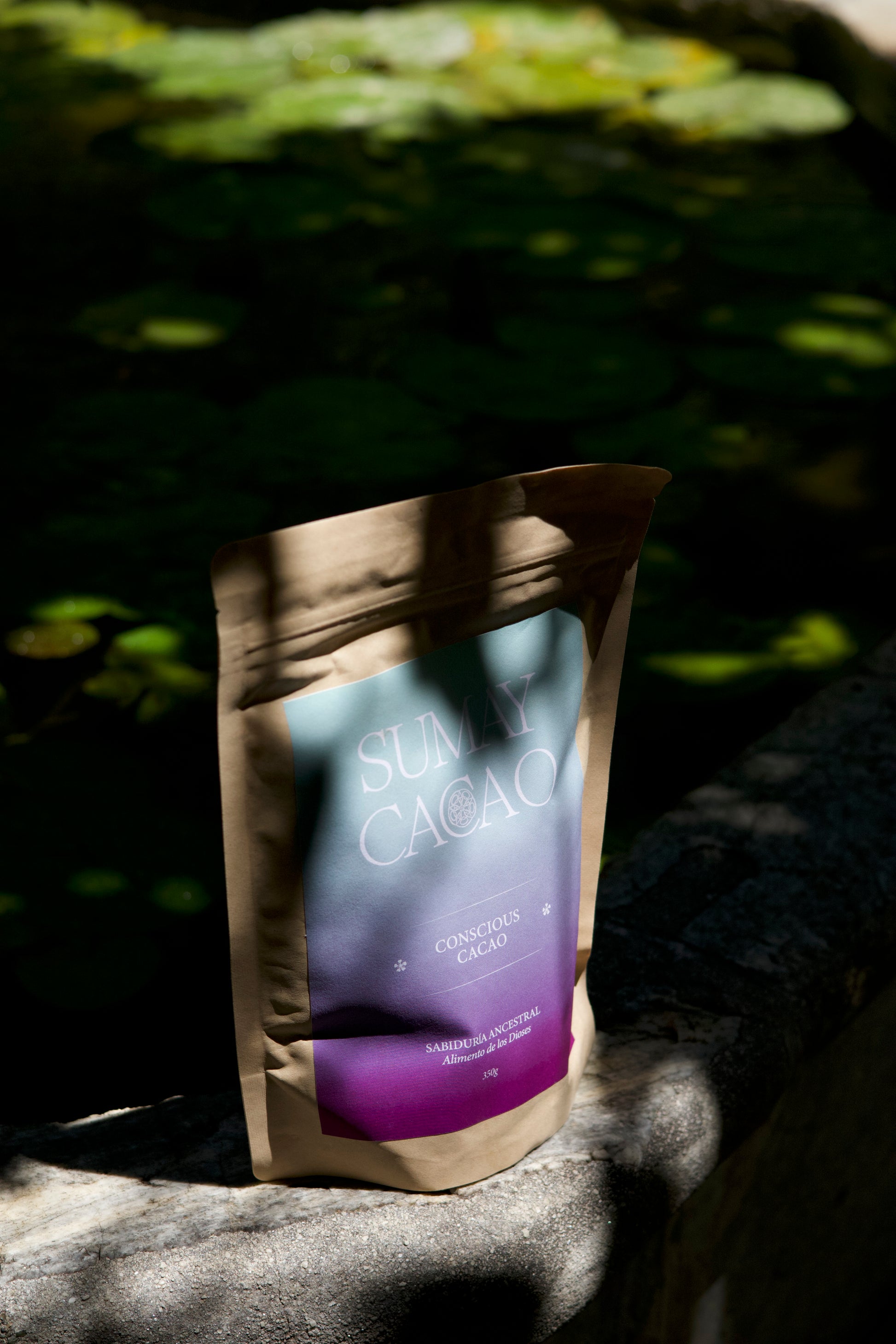 Paquete Conscious Cacao con luz natural con fondo naturaleza verde