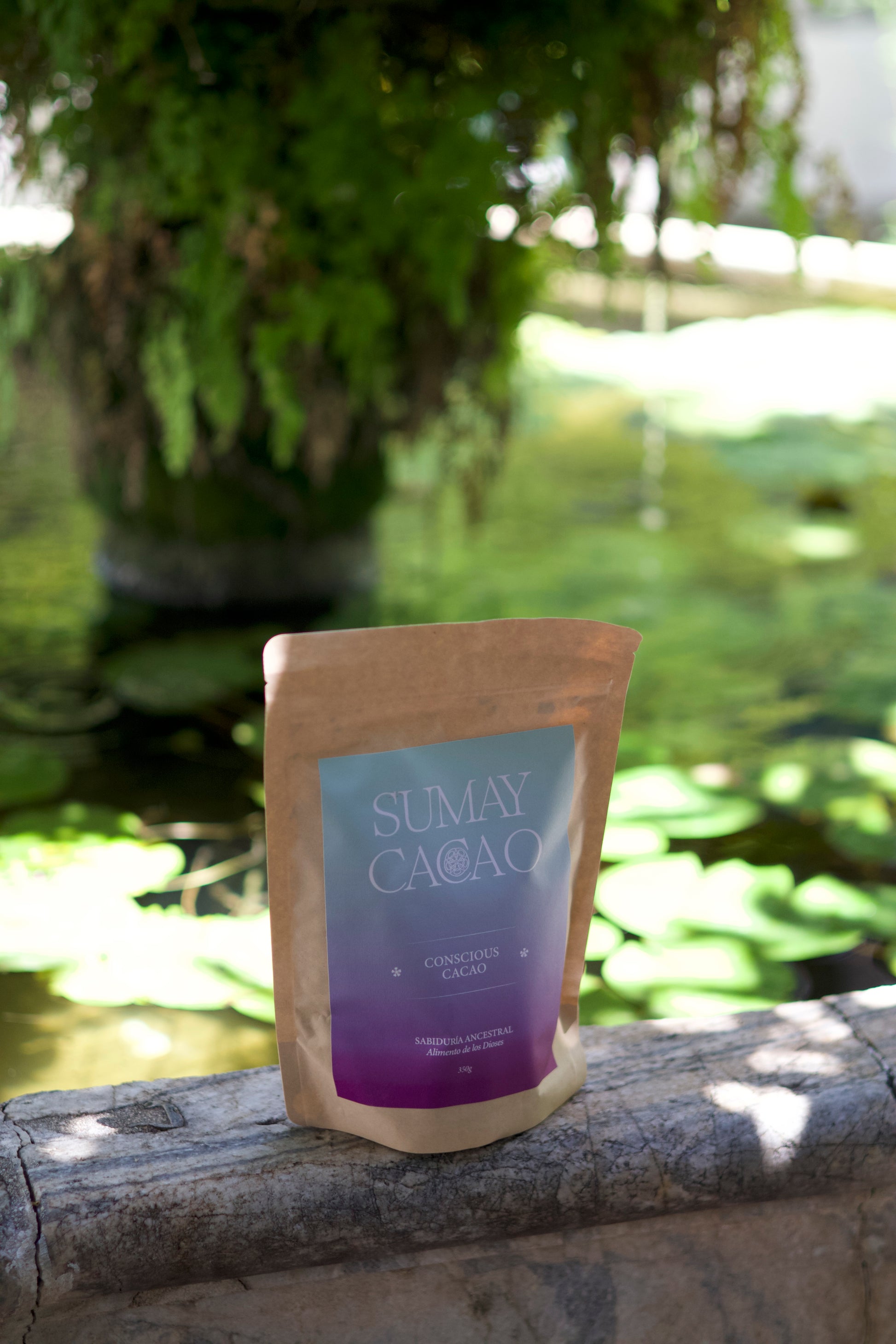 Paquete Conscious Cacao de Sumay sobre fuente y fonso verde naturaleza