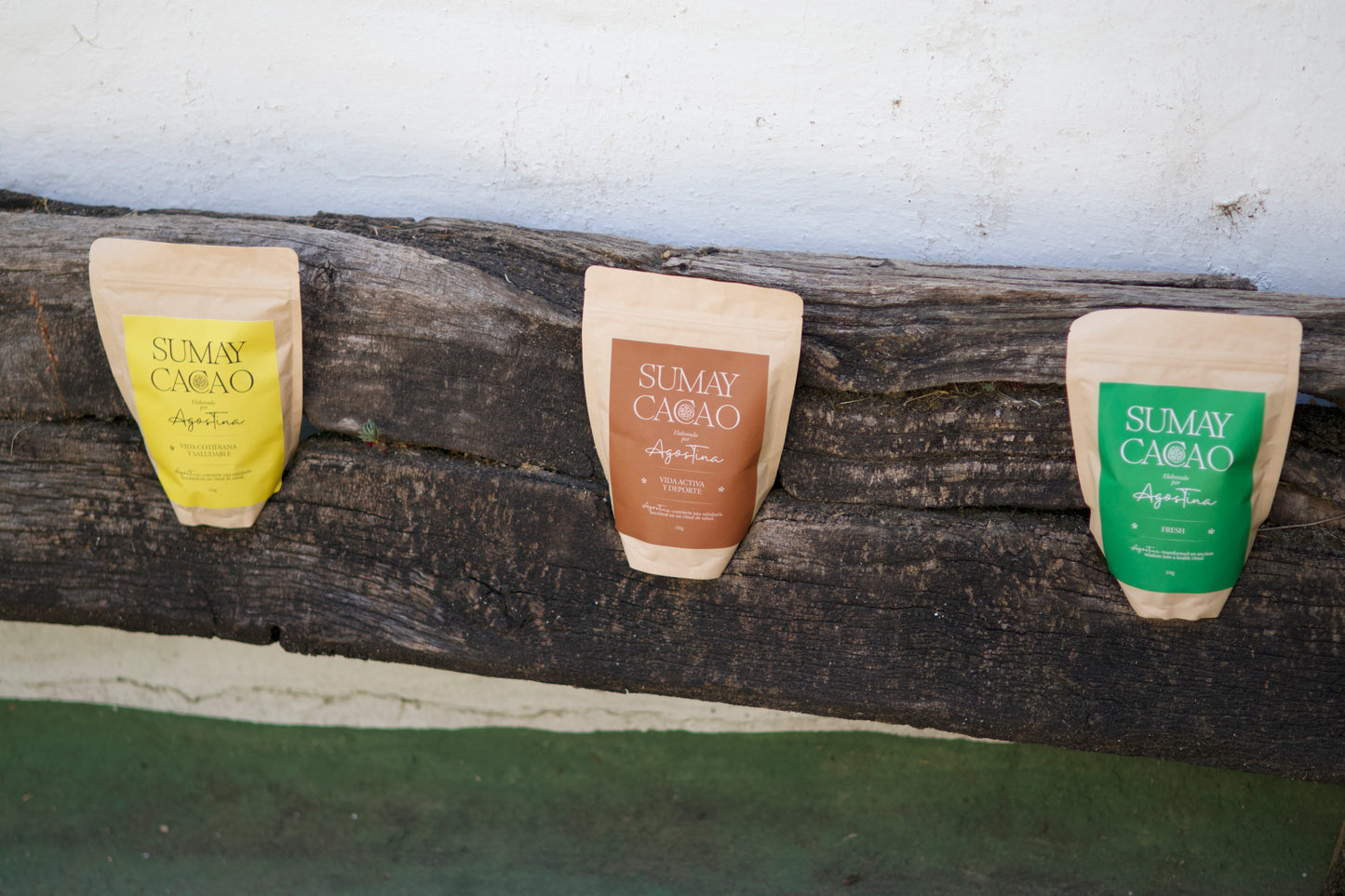 Paquetes de pasta de cacao puro sobre estructura de madera