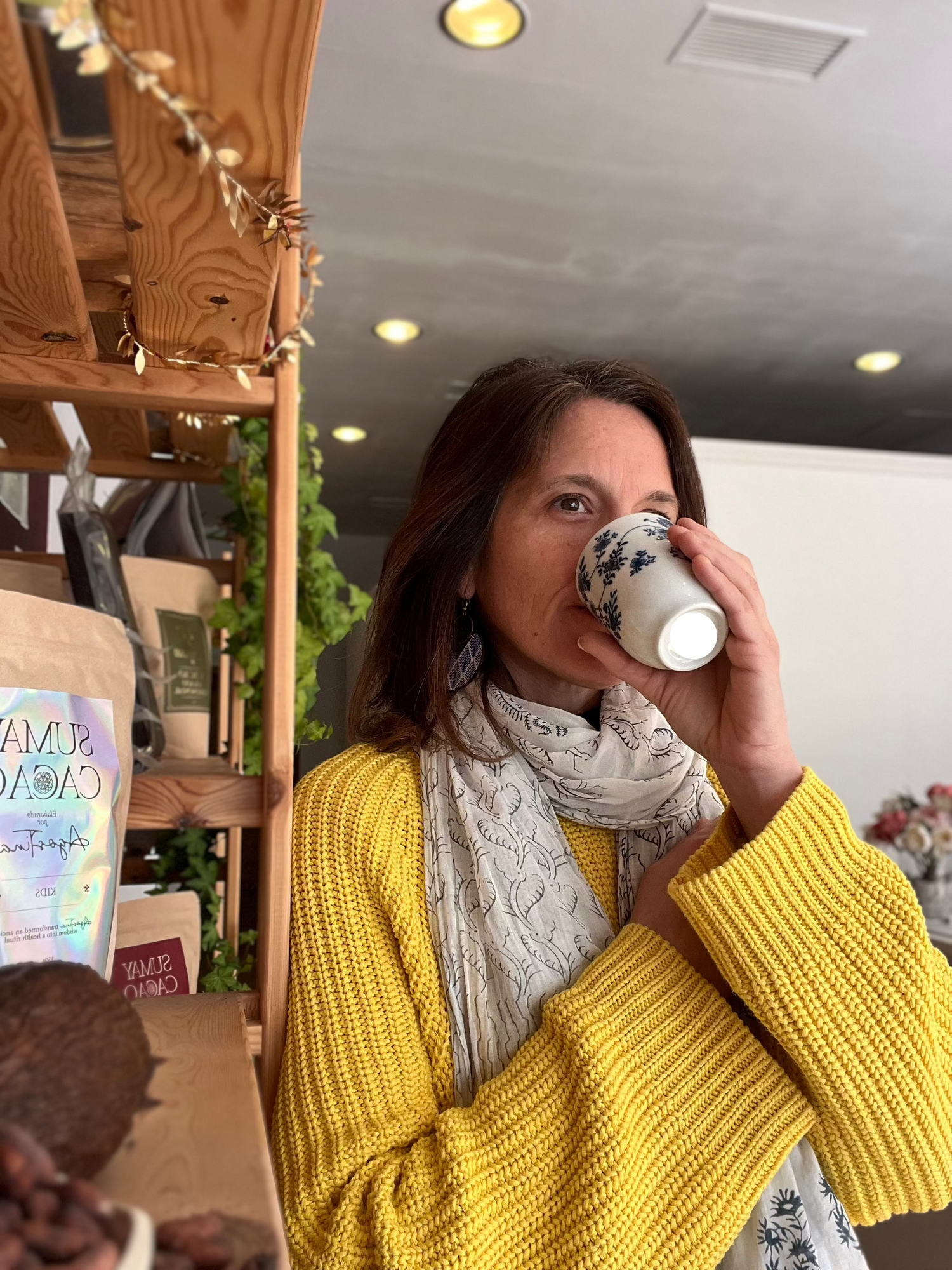 Agostina Urbinati tomando cacao ceremonial en la tienda Sumay Cacao, Ronda, España.