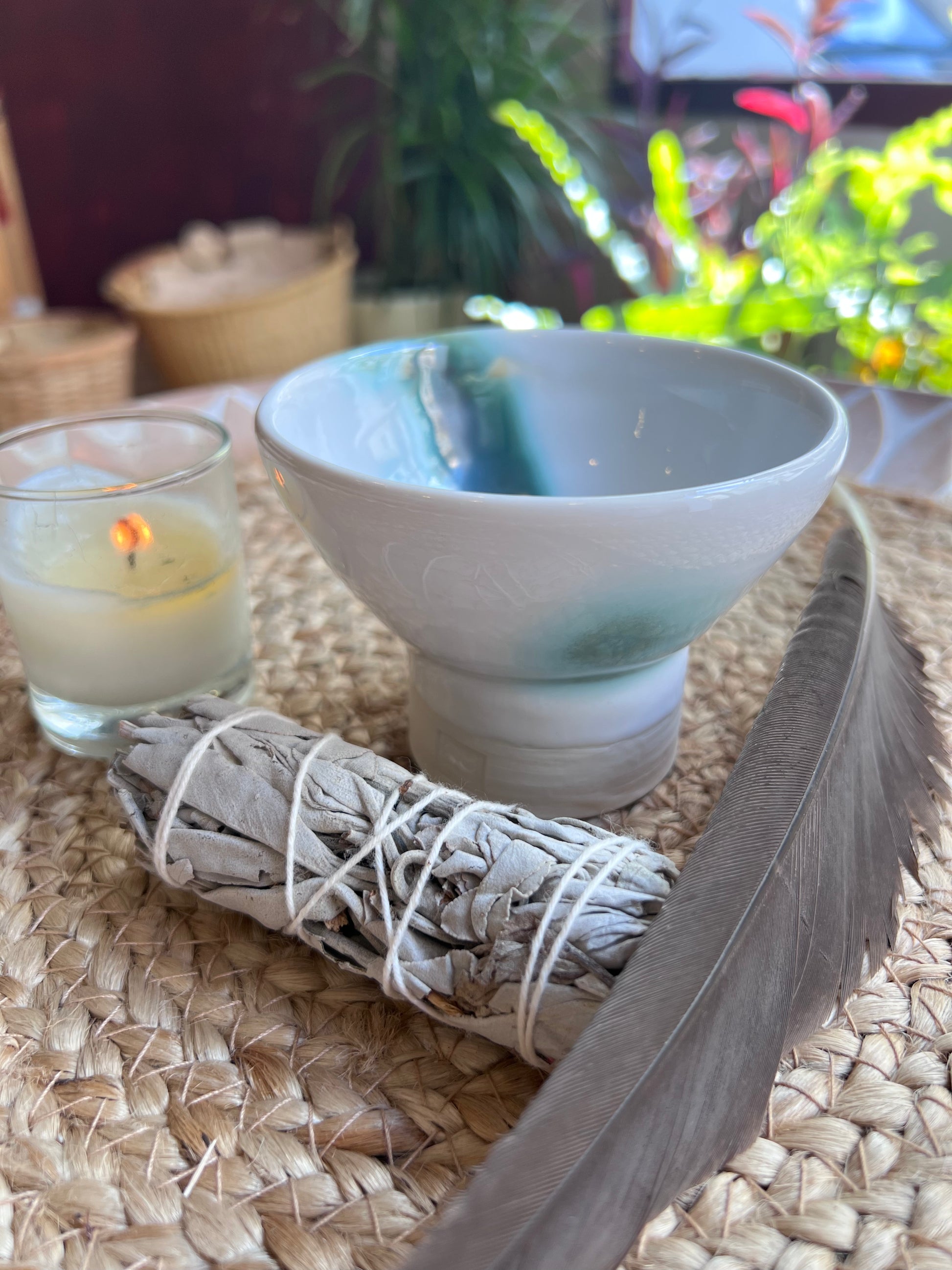Copalera con salvia blanca sobre altar ceremonial