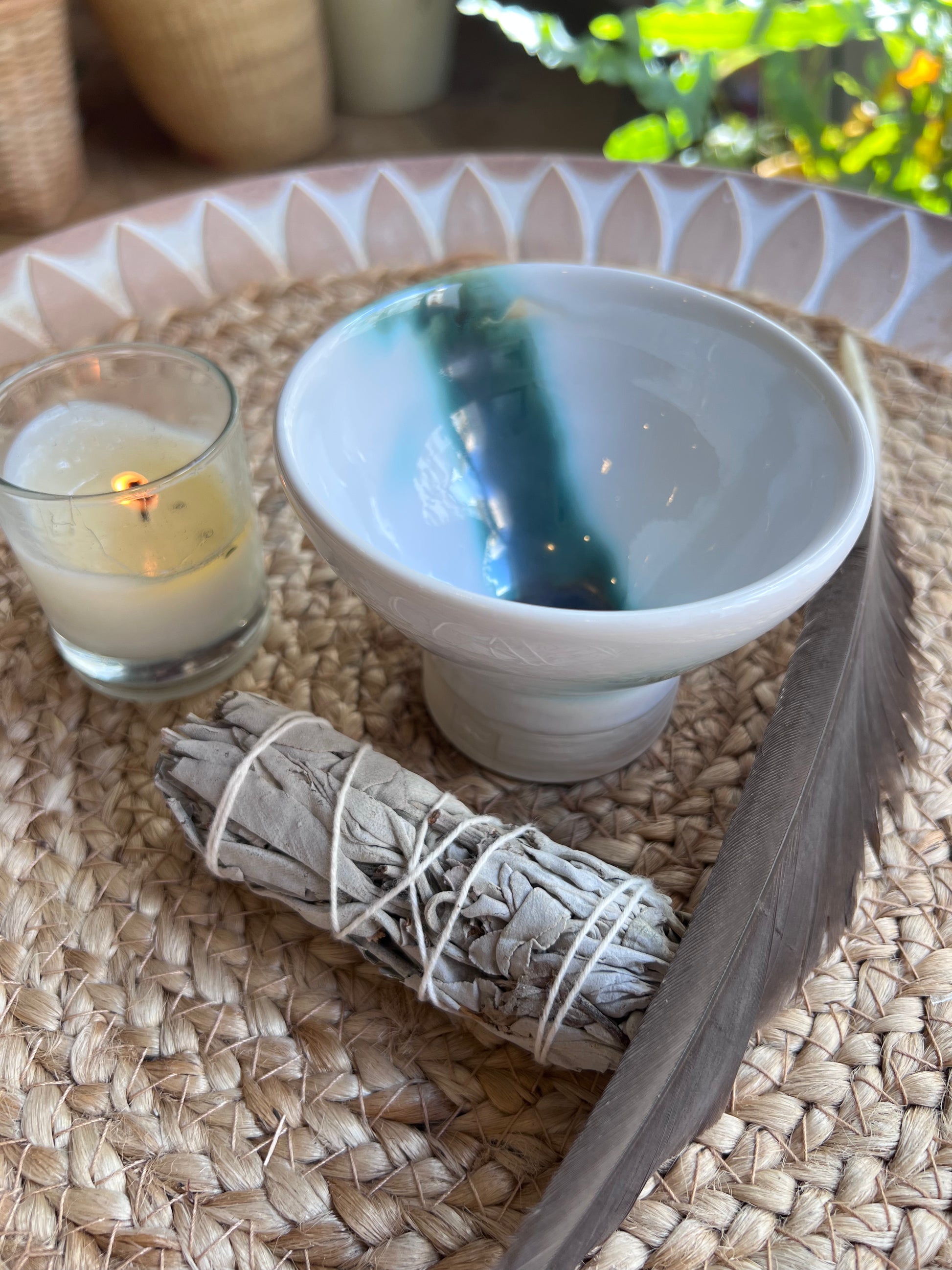Copalera con vela encendida y pluma de ritual
