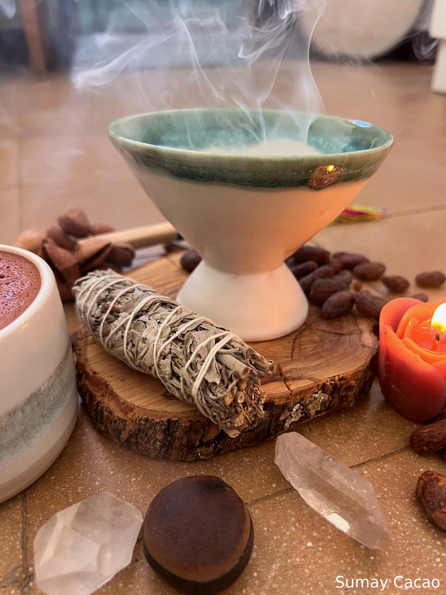Copalera artesanal encendida con copal y elementos rituales naturales en uso.