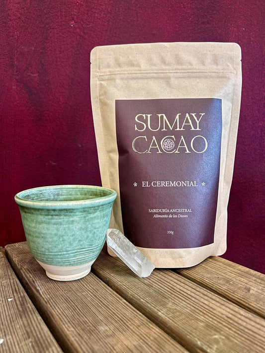 Taza artesanal de cerámica con cuarzo y paquete de cacao ceremonial Sumay.