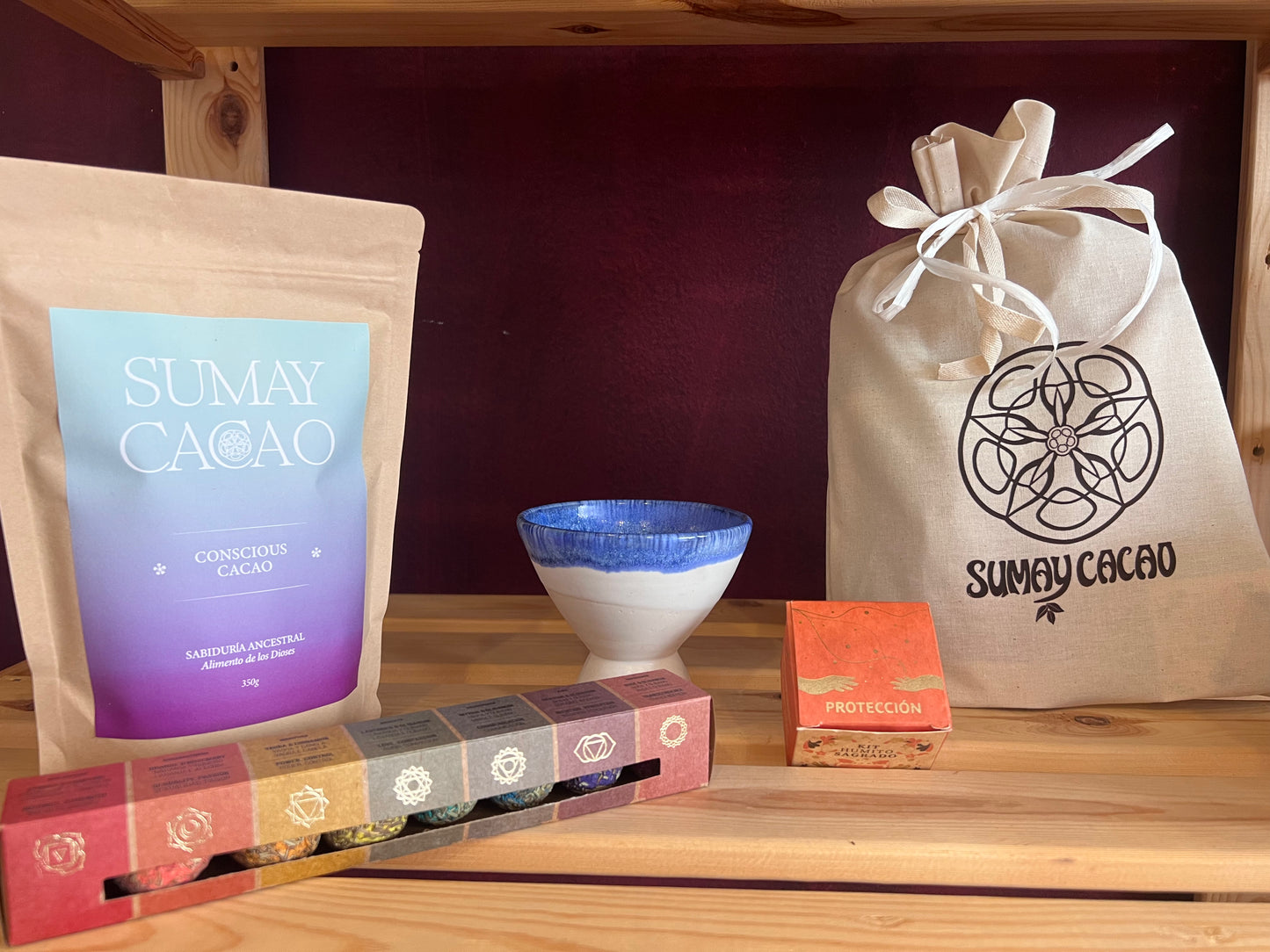 Kit ritual con bolsa de tela Sumay Cacao sobre estantería de madera.