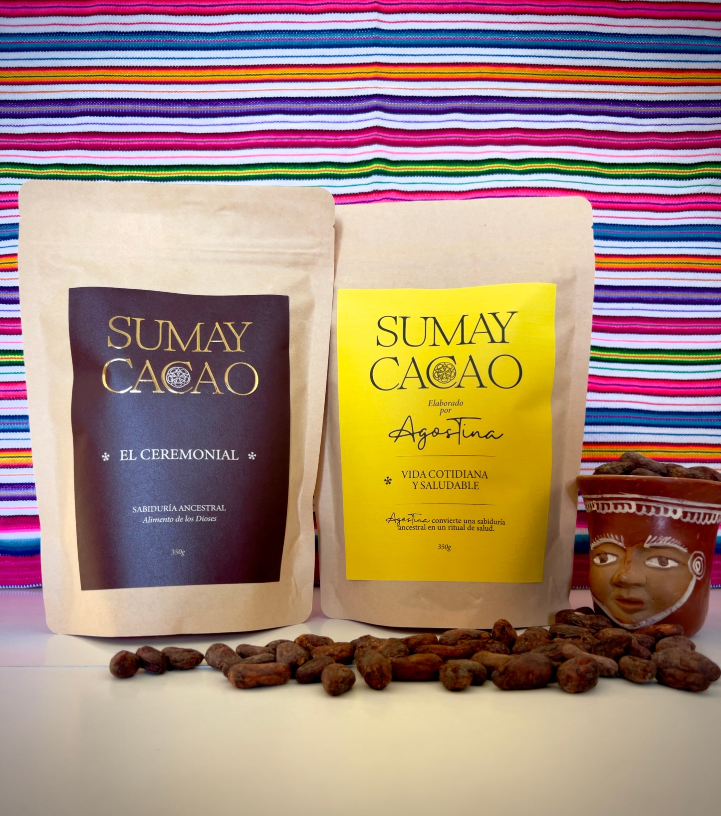 Paquetes de cacao ceremonial Perú sobre fondo rayado de colores vividos y taza con cara llena de semillas de cacao
