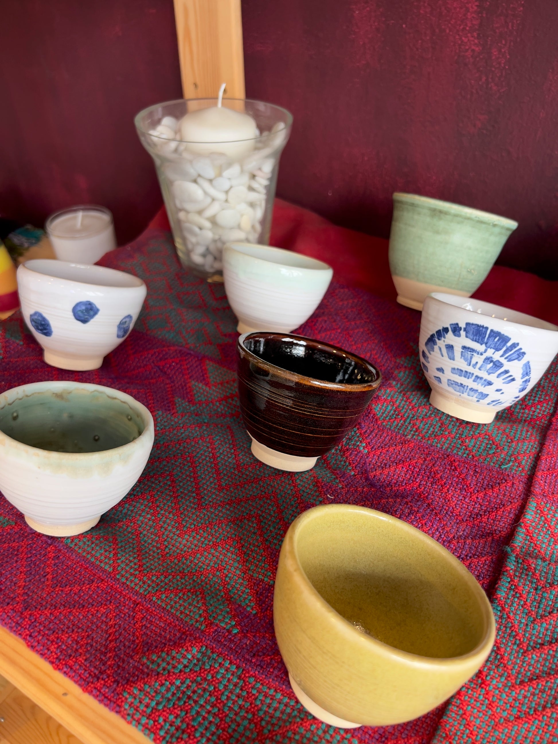 Tazas cerámica artesanal diferentes modelos, con fondo rojo oscuro