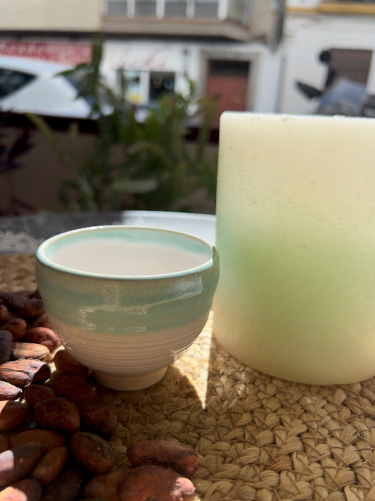 Taza de cerámica artesanal Tacita Círculo Cristalino de 120 ml, hecha a mano por Isa Boyd, esmalte blanco con borde verde turquesa. Ideal para rituales de cacao.