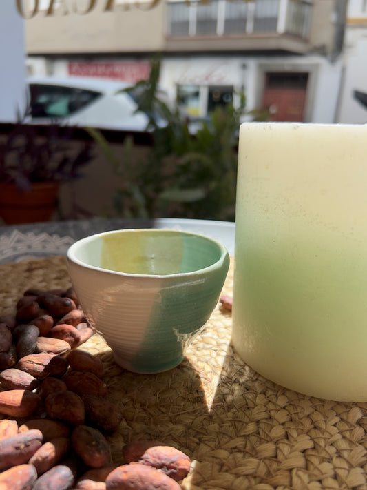 Taza de cerámica artesanal Tacita Tricolor de 120 ml, hecha a mano por Isa Boyd, con esmalte de tres colores en perfecta armonía. Ideal para rituales de cacao.