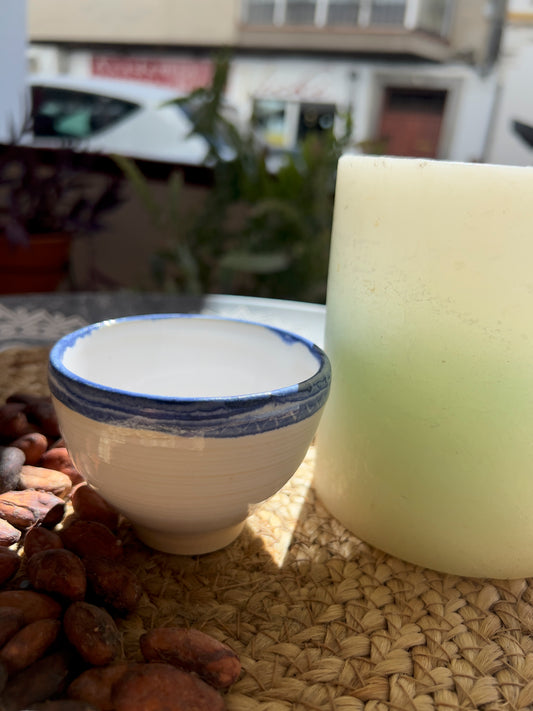 Taza de cerámica artesanal Tacita Océano de 120 ml, hecha a mano por Isa Boyd, esmalte azul profundo que evoca la calma del mar. Ideal para rituales de cacao.