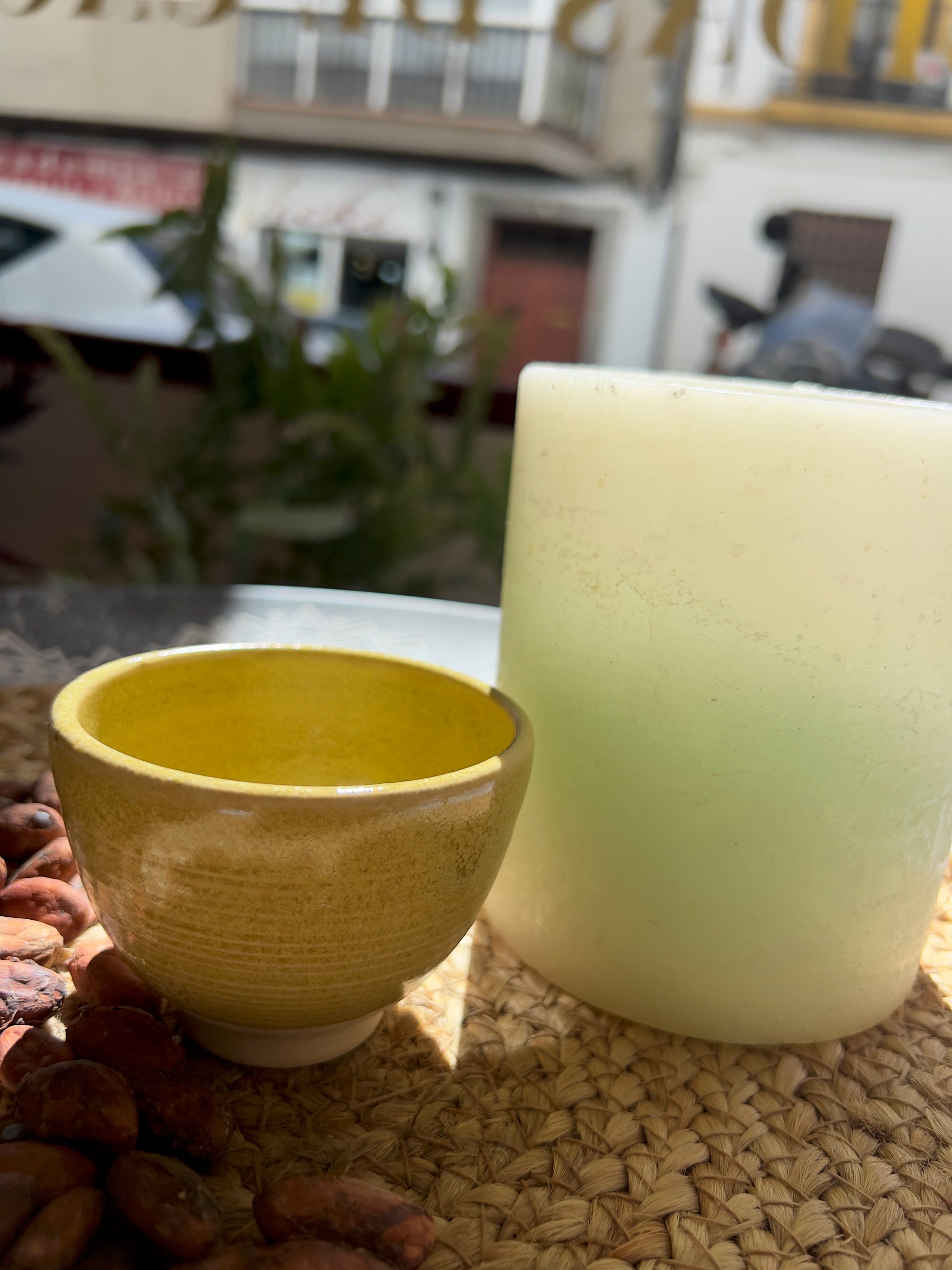 Taza de cerámica artesanal Tacita Sol de Otoño de 120 ml, hecha a mano por Isa Boyd, esmalte amarillo ocre que irradia luz y calidez. Ideal para rituales de cacao.