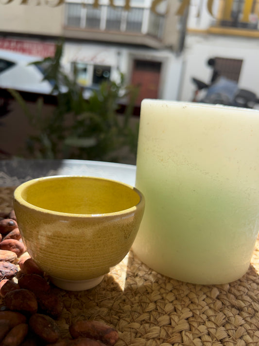 Taza de cerámica artesanal Tacita Sol de Otoño de 120 ml, hecha a mano por Isa Boyd, esmalte amarillo ocre que irradia luz y calidez. Ideal para rituales de cacao.