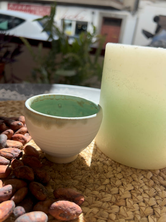 Taza de cerámica artesanal Tacita Bosque Secreto de 120 ml, hecha a mano por Isa Boyd. Exterior blanco y esmalte interior verde esmeralda. Ideal para rituales de cacao.