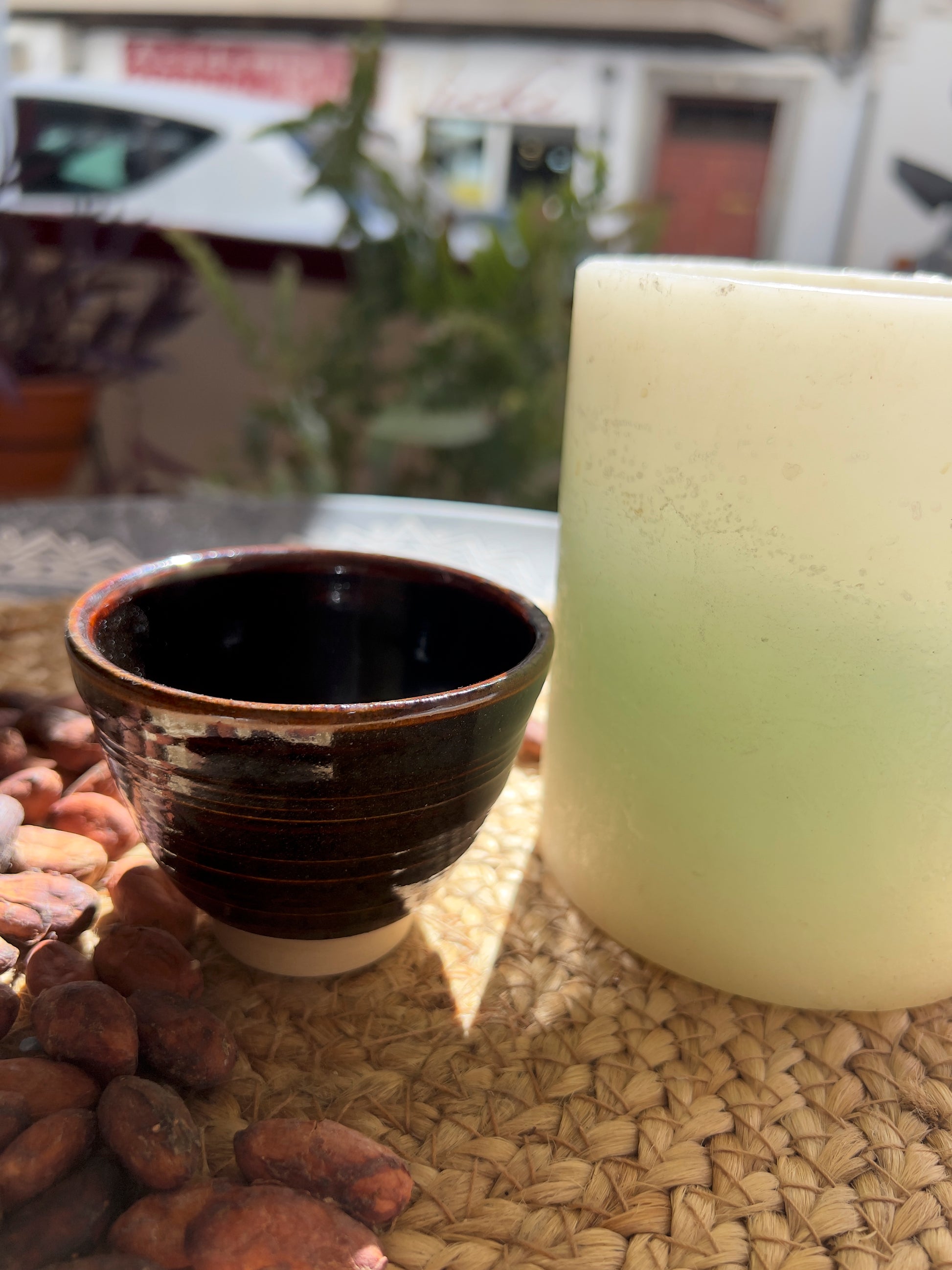 Taza de cerámica artesanal Tacita Tierra Sagrada de 110 ml, hecha a mano por Isa Boyd, esmalte marrón que evoca arcilla y cacao. Ideal para rituales de cacao.