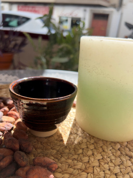 Taza de cerámica artesanal Tacita Tierra Sagrada de 110 ml, hecha a mano por Isa Boyd, esmalte marrón que evoca arcilla y cacao. Ideal para rituales de cacao.