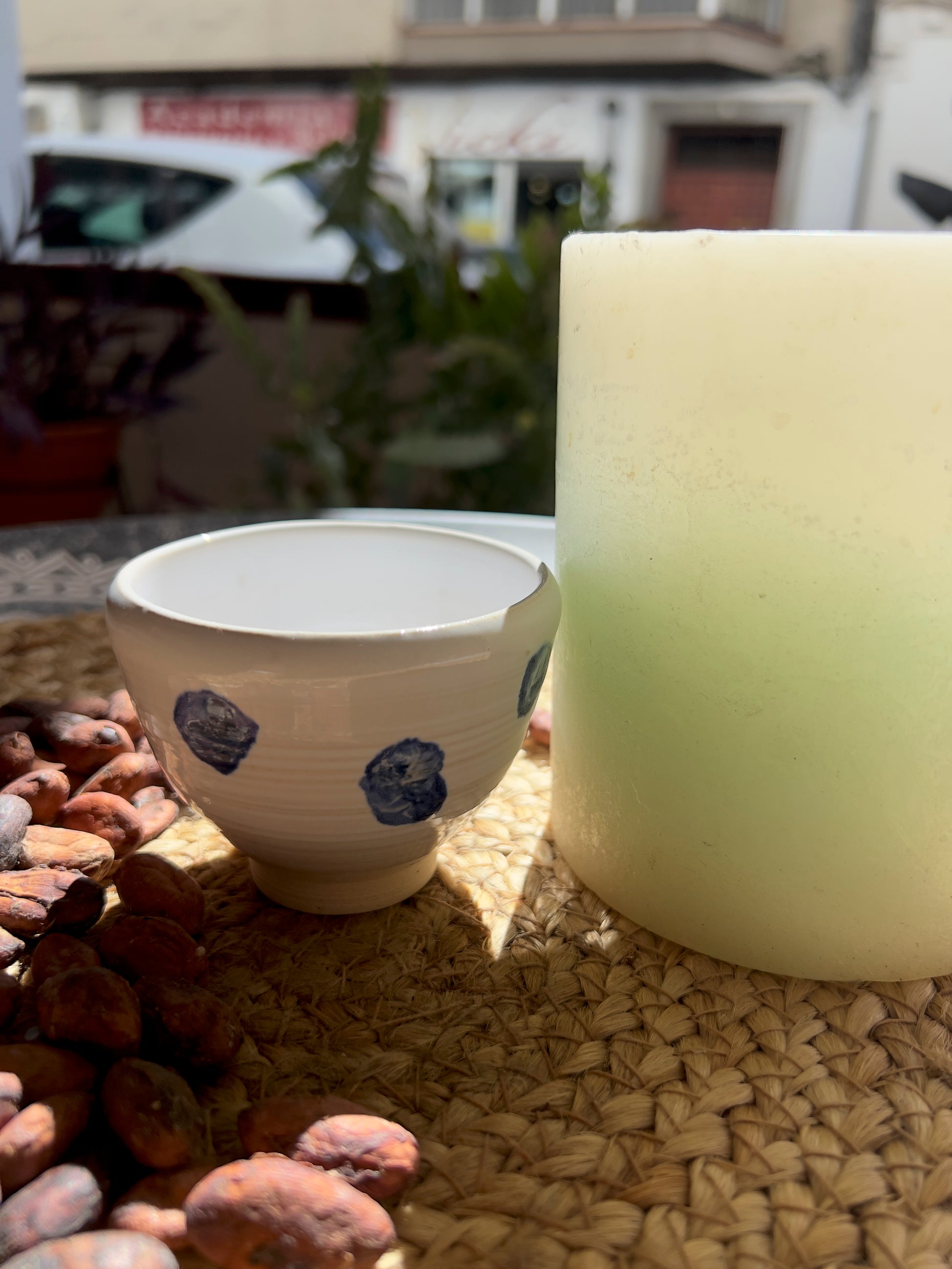 Taza de cerámica artesanal Tacita Andalucía de 120 ml, hecha a mano por Isa Boyd, esmalte blanco con pintitas azules, ideal para cacao ceremonial.
