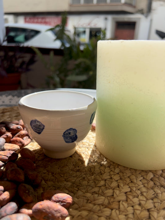 Taza de cerámica artesanal Tacita Andalucía de 120 ml, hecha a mano por Isa Boyd, esmalte blanco con pintitas azules, ideal para cacao ceremonial.