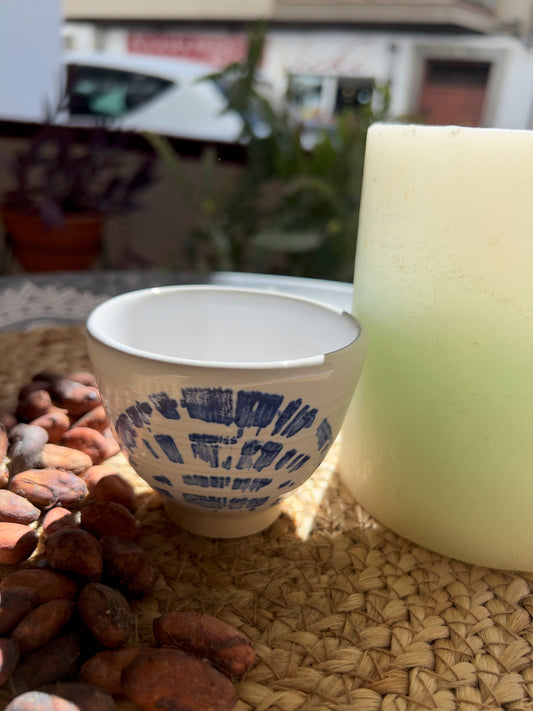 Taza de cerámica artesanal Tacita Abanico de 120 ml, hecha a mano por Isa Boyd, con esmalte en forma de abanico y tonos suaves. Ideal para rituales de cacao.