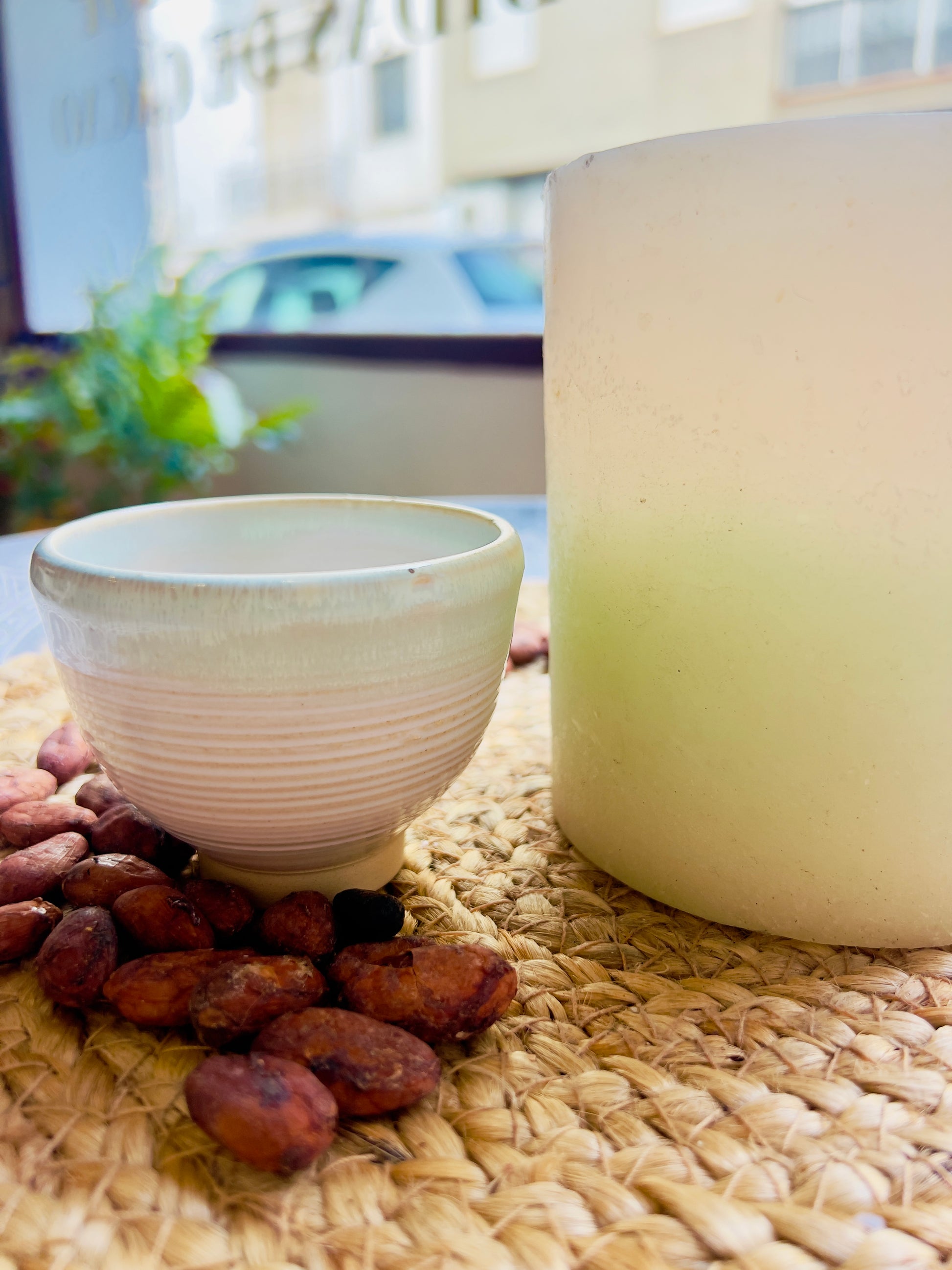 Taza de cerámica artesanal Tacita Cristalina de 120 ml, hecha a mano por Isa Boyd, con esmalte verde translúcido efecto cristal. Ideal para rituales de cacao.