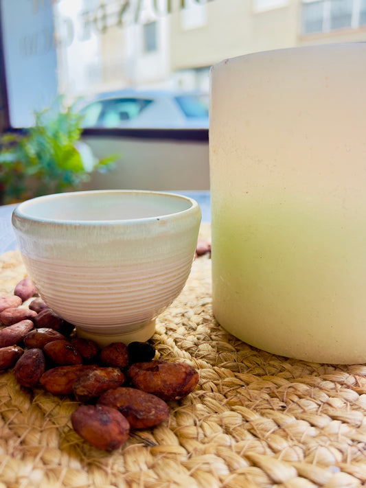 Taza de cerámica artesanal Tacita Cristalina de 120 ml, hecha a mano por Isa Boyd, con esmalte verde translúcido efecto cristal. Ideal para rituales de cacao.
