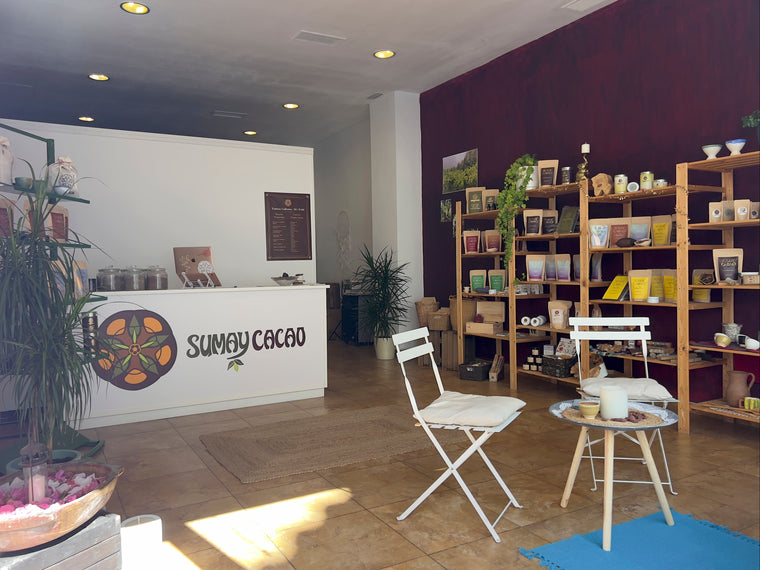 Tienda de Sumay Cacao, vista de todo el local desde la entrada, mostrador, estanterías y mesa para compartir una taza de cacao