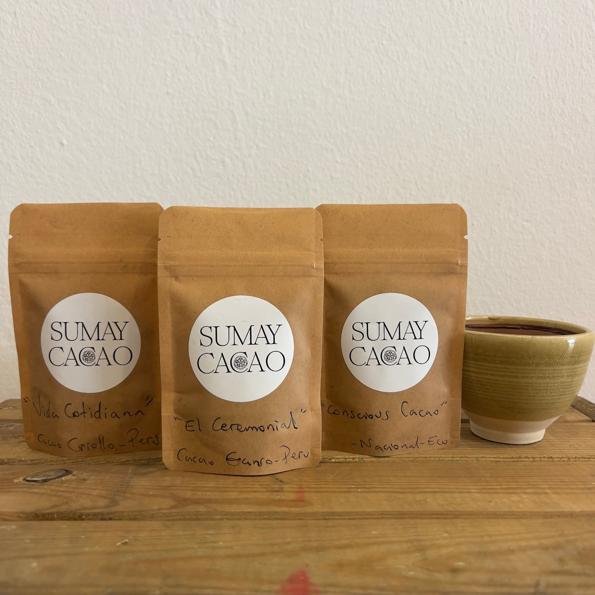 3 sobres de 25g cacas ceremoniales Sumay Cacao, fondo neutro y taza de cacao ceremonial