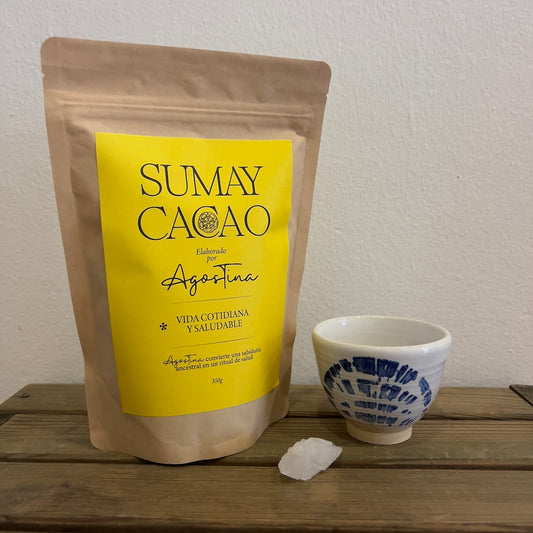 Paquete de cacao ceremonial con cuarzo y cerámica artesanal.