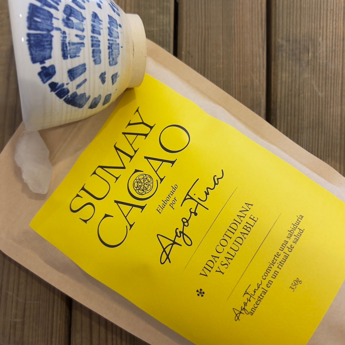 Cacao Vida Cotidiana de Sumay Cacao con cuarzo y taza artesanal.