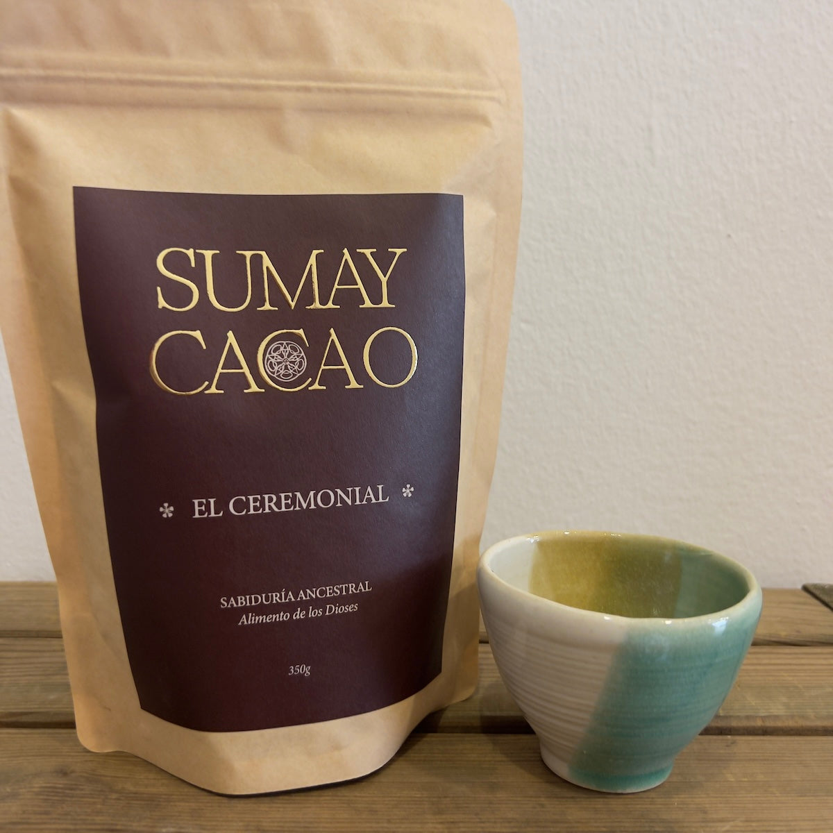 Paquete de cacao ceremonial de 350g con taza de cerámica hecha por Isa Boyd