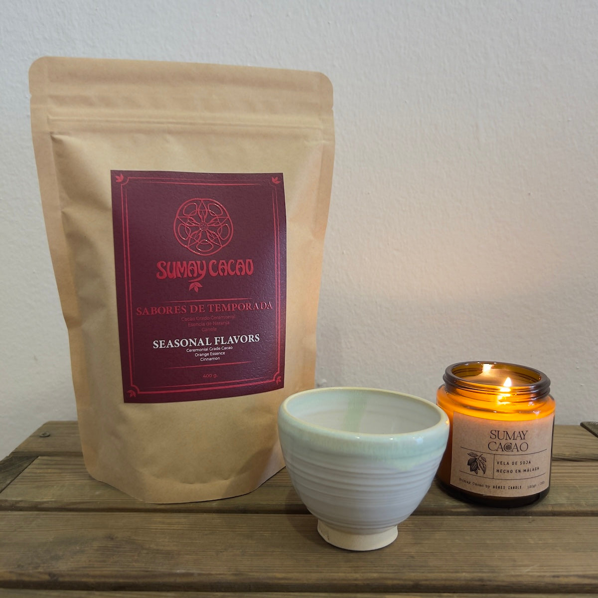 Pack regalo compuesto por cacao ceremonial, taza de cerámica y vela de soja.