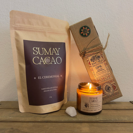 Pack de cacao ceremonial, copal, vela y cuarzo, sobre mesa madera y fondo blanco.