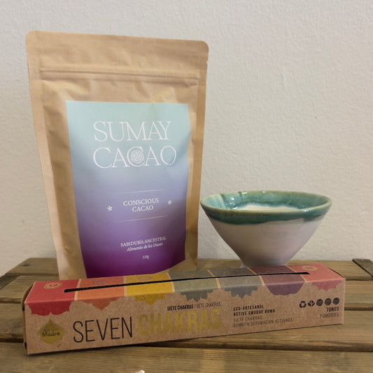 Paquete conscious cacao de 350g con bombitas de limpieza energética y copalera artesanal.
