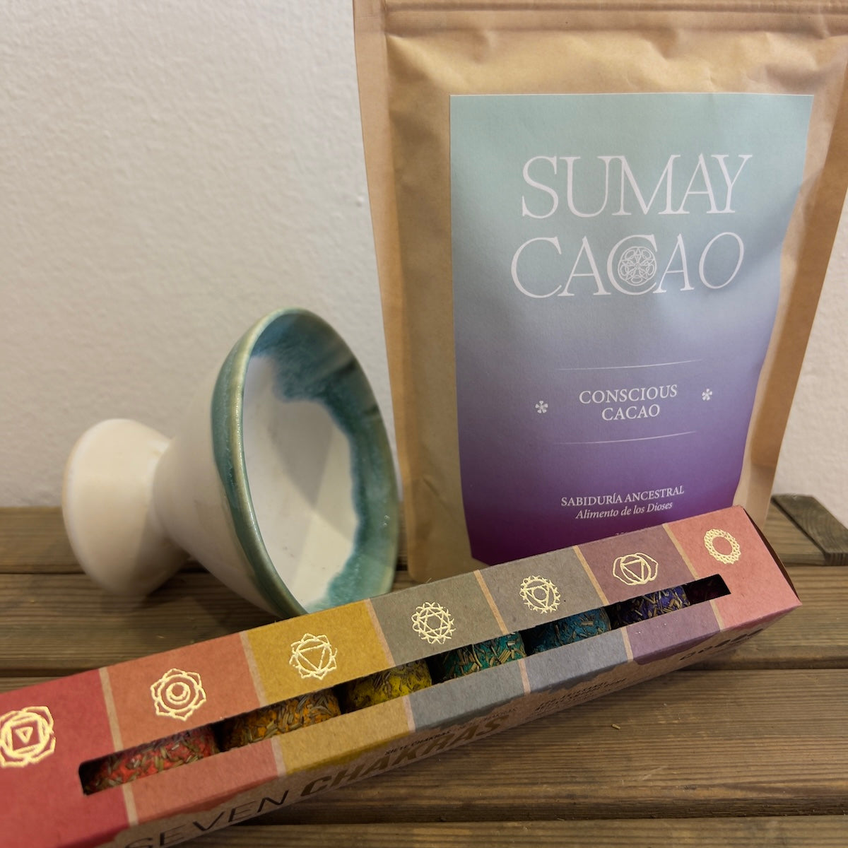 Kit regalo con cacao ceremonial, copalera artesanal de Isa Boyd y bombitas seven chakras de Sagrada Madre.