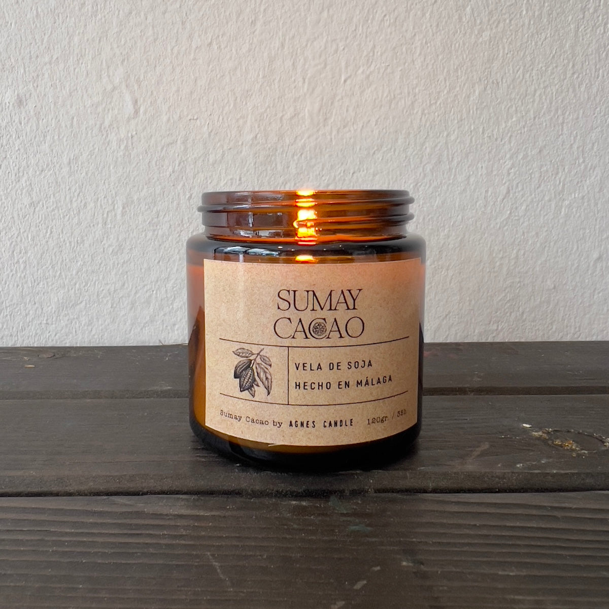Vela para rituales y ceremonias Sumay Cacao sobre caja de madera y fondo blanco.