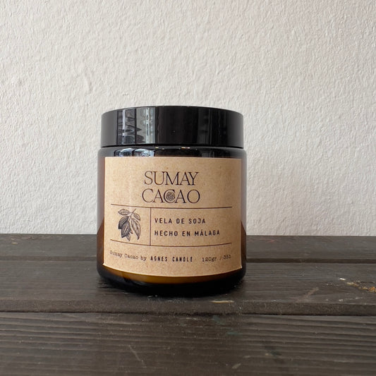 Vela de soja Sumay Cacao, en frasco marrón con tapa, sobre cajón de madera y fondo blanco.